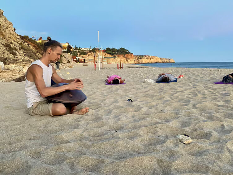 Grupo de pessoas a desfrutar de Yoga na Praia da Batata, Lagos